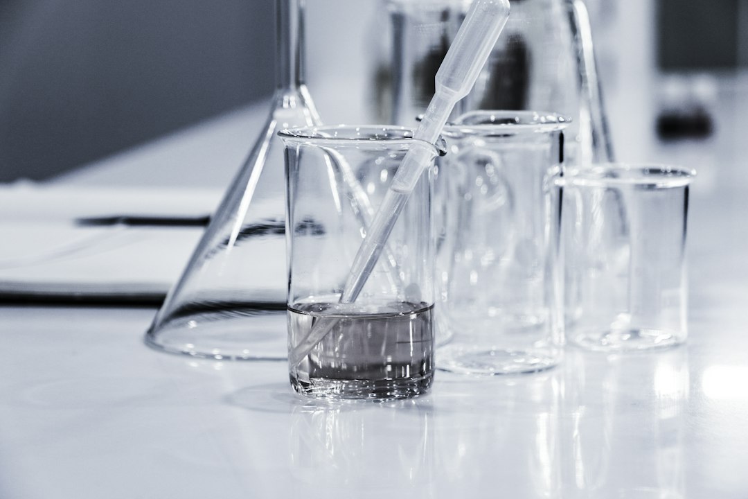 Drei durchsichtige Laborbecher auf einem Tisch