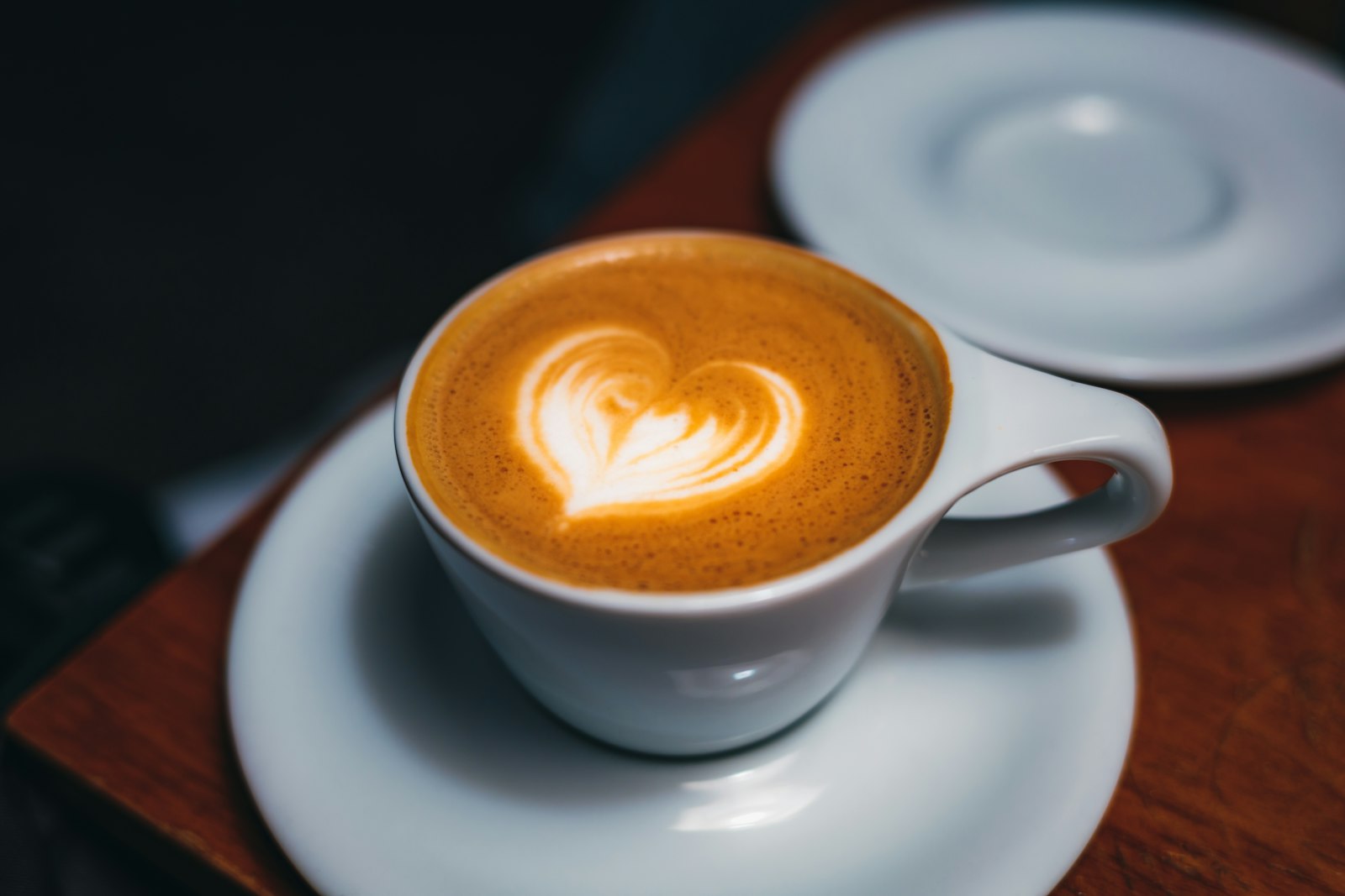 Tasse Kaffee mit einem Herz aus Milchschaum (Latte Art)
