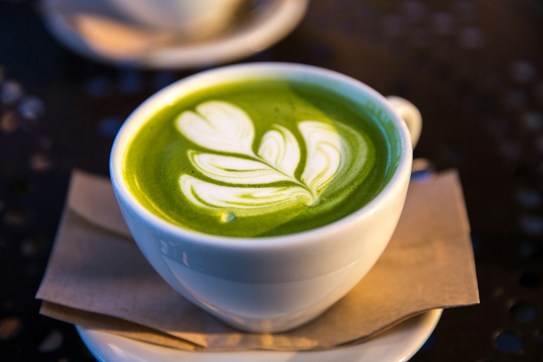 Matcha in einer weißen Keramiktasse