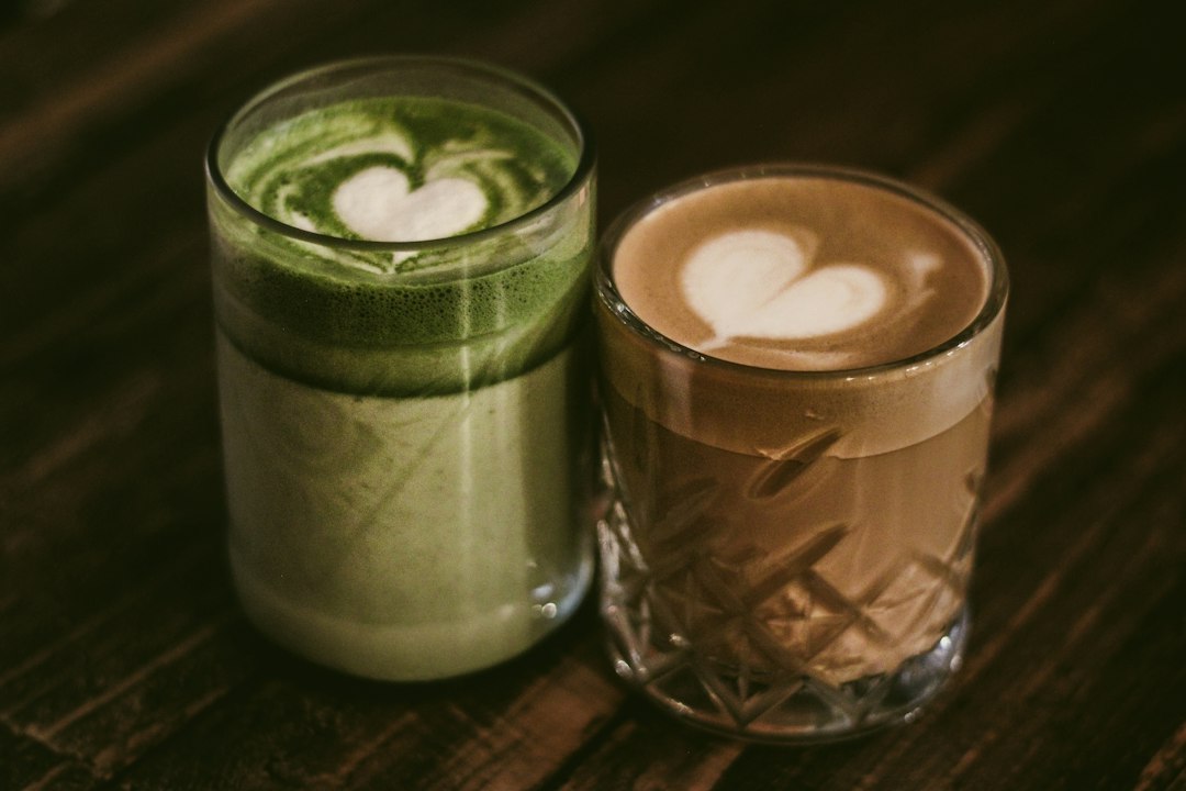 Matcha und Cappuccino nebeneinander auf einem Cafétisch: Koffein in Matcha und Kaffee im Vergleich