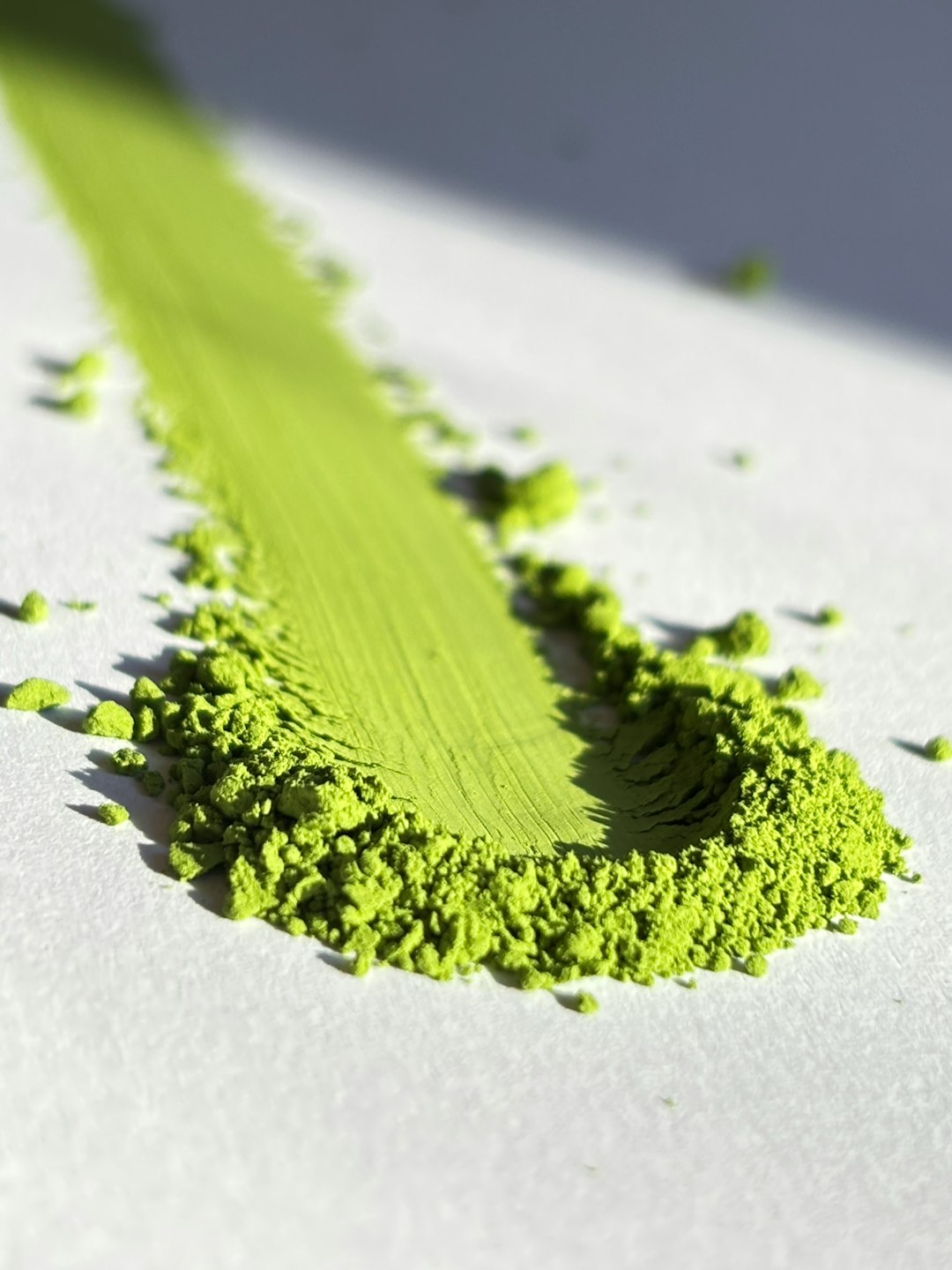 Leuchtend grünes Matchapulver in Nahaufnahme; bei knappem Matcha lohnt der Blick auf Farbe und Herkunft
