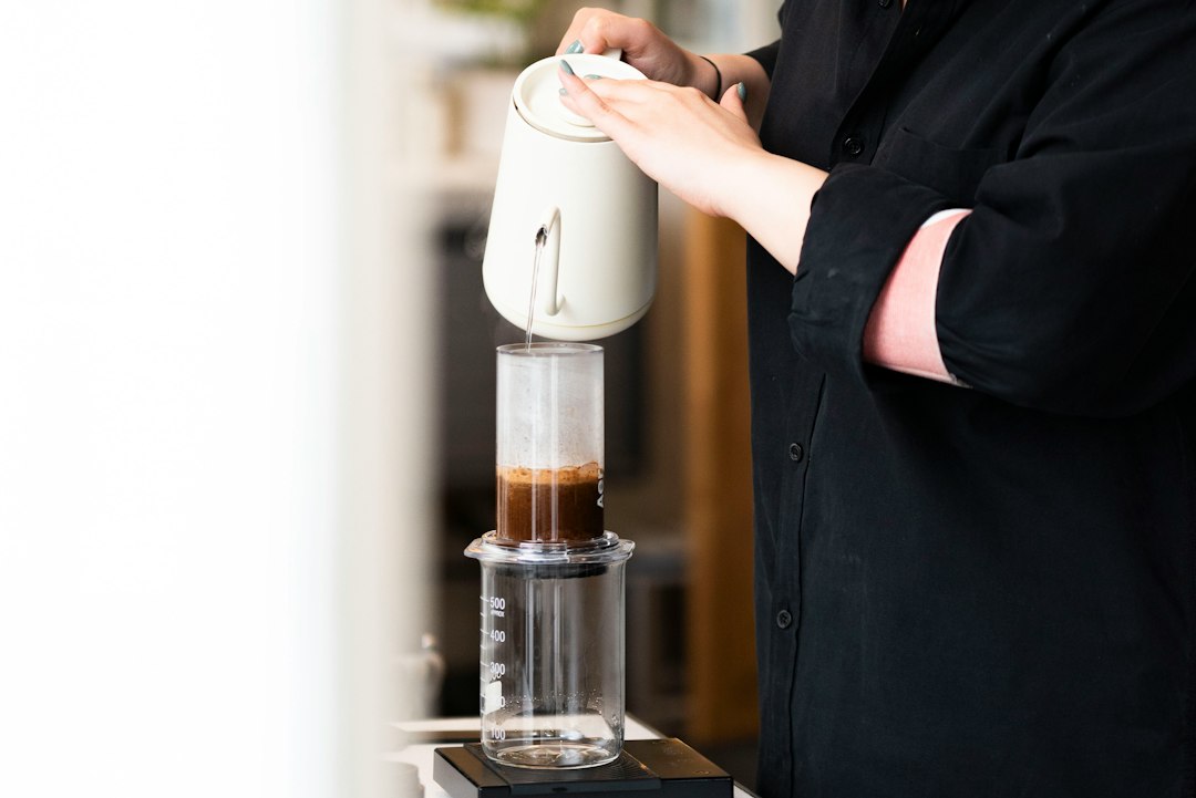 Mit der AeroPress gebrühter Kaffee in der Tasse