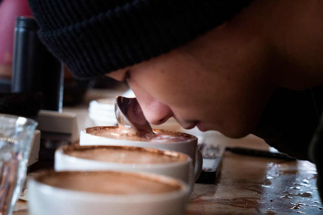 Professionelle Kaffeeverkostung mit mehreren Proben auf einem Tisch