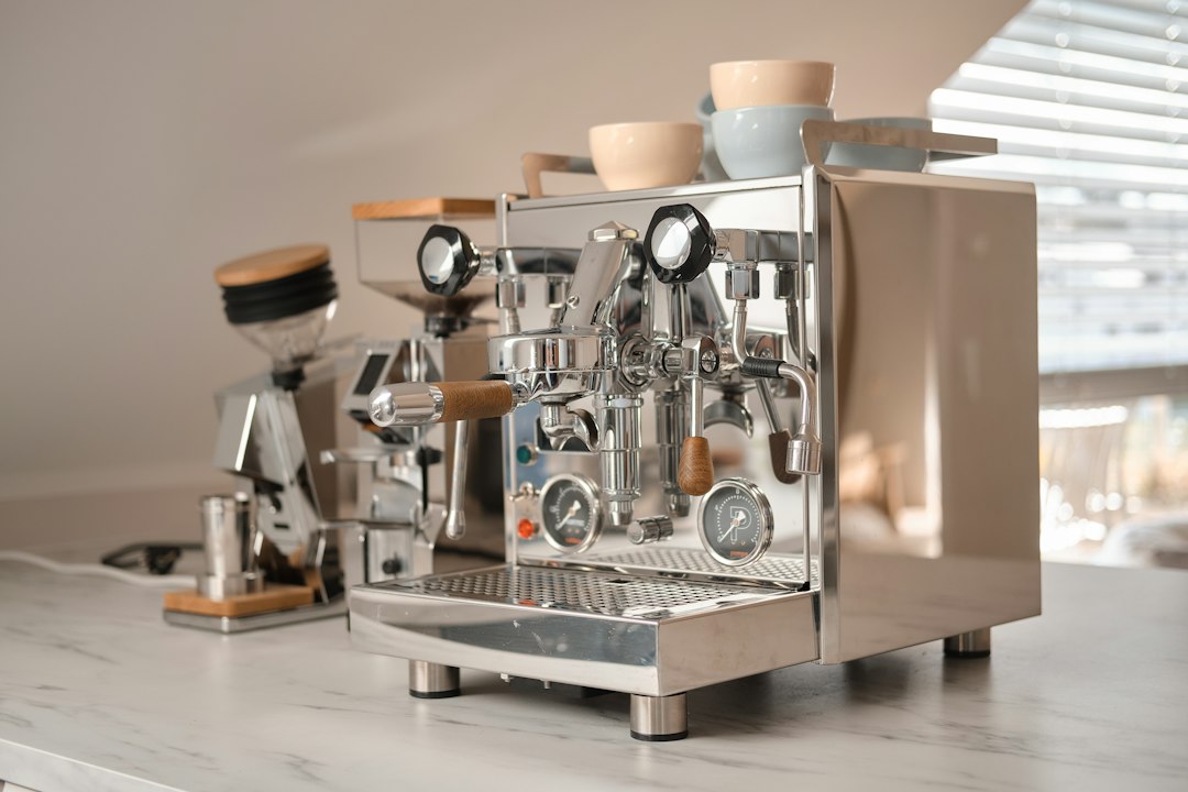 Siebträgermaschine und Kaffeemühle auf einer Küchenarbeitsplatte: Siebträger oder Vollautomat