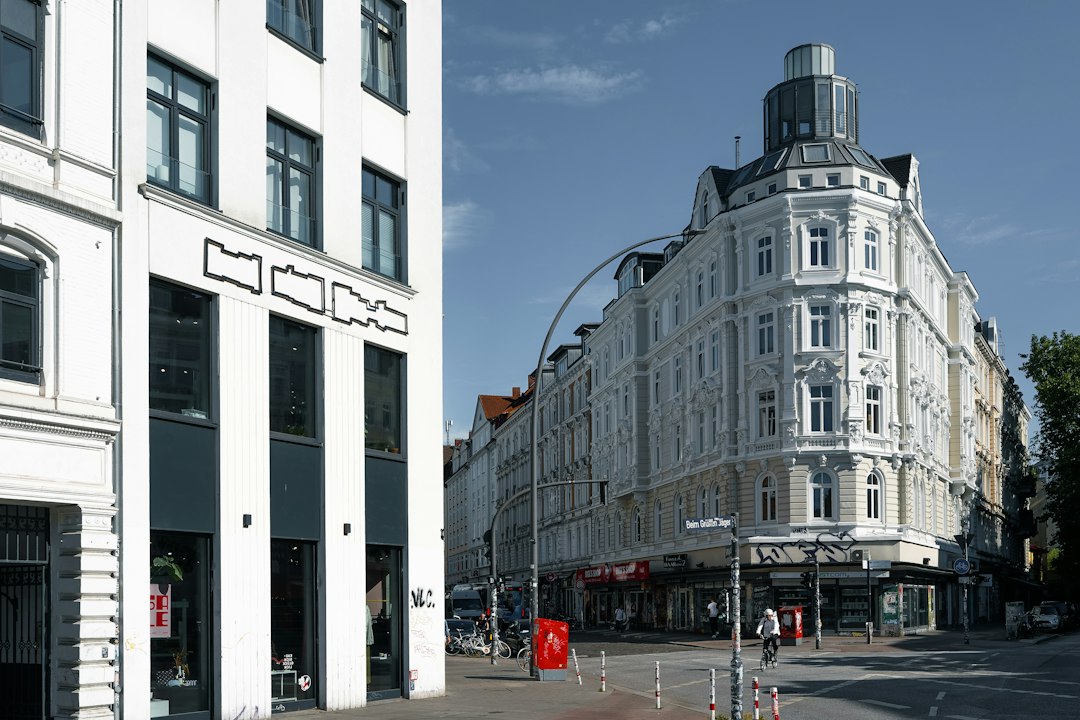 Straßenecke in Hamburg mit weißen Altbauten und Radfahrer