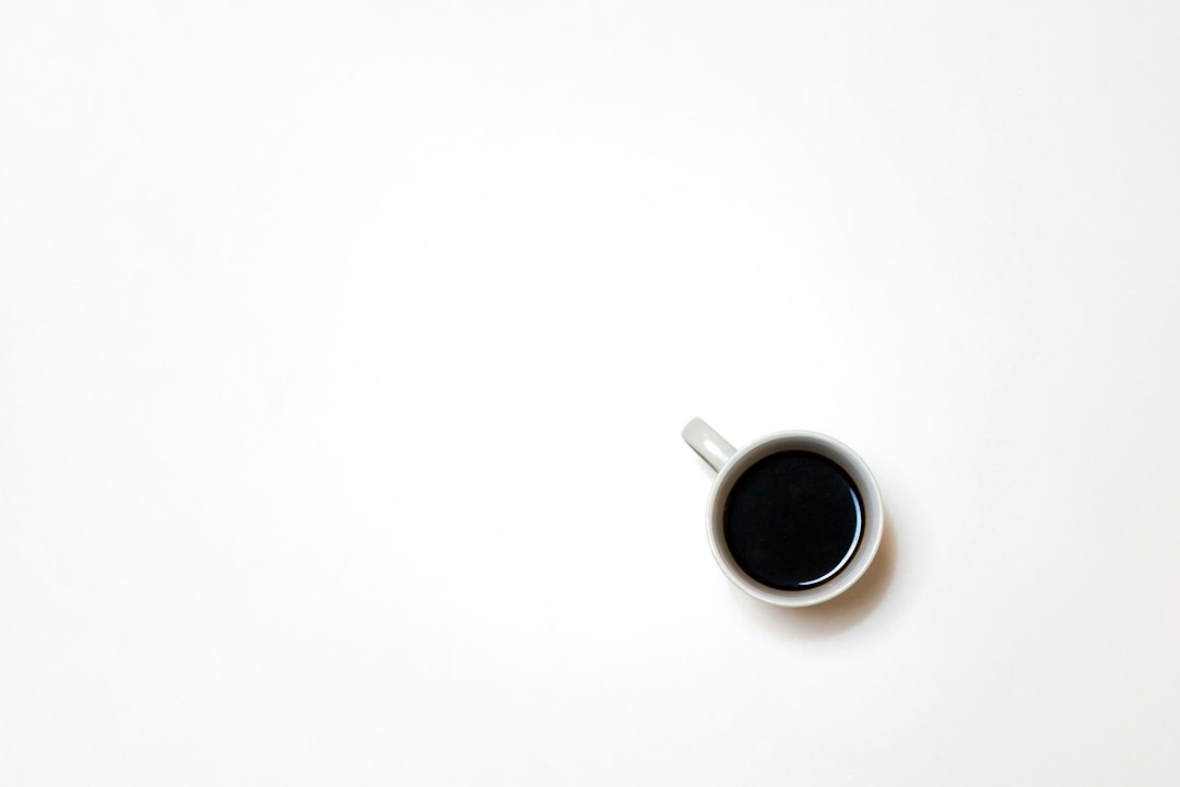 Tasse mit schwarzem Kaffee in schlichtem Arrangement
