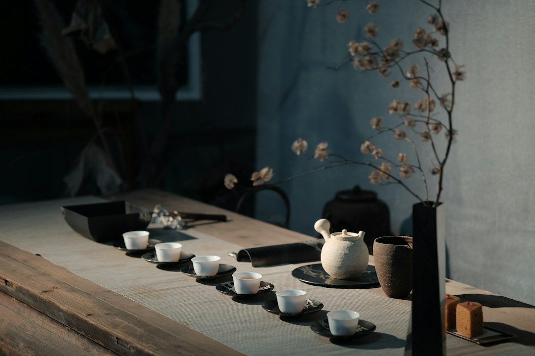 Chinesische Teezubereitung mit kleinem Kännchen und Trinkschalen