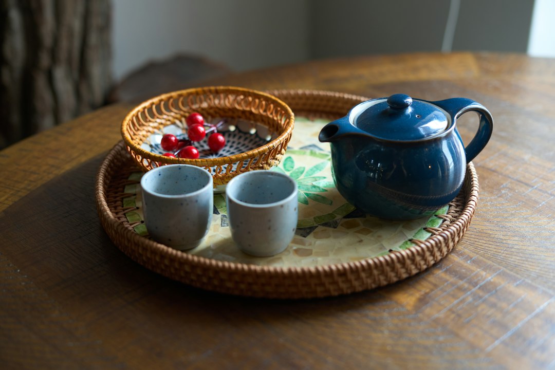 Traditionelles Teeservice mit Kanne