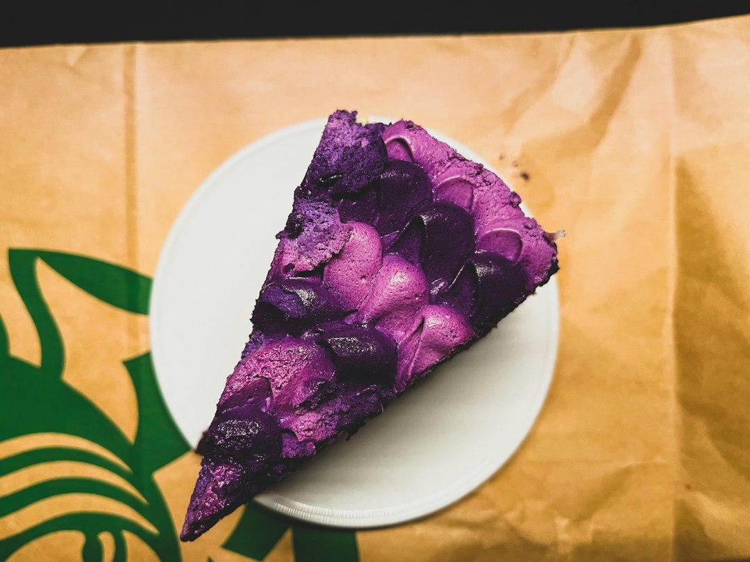Ein Stück Ube-Kuchen mit violetter Krume auf einem Teller
