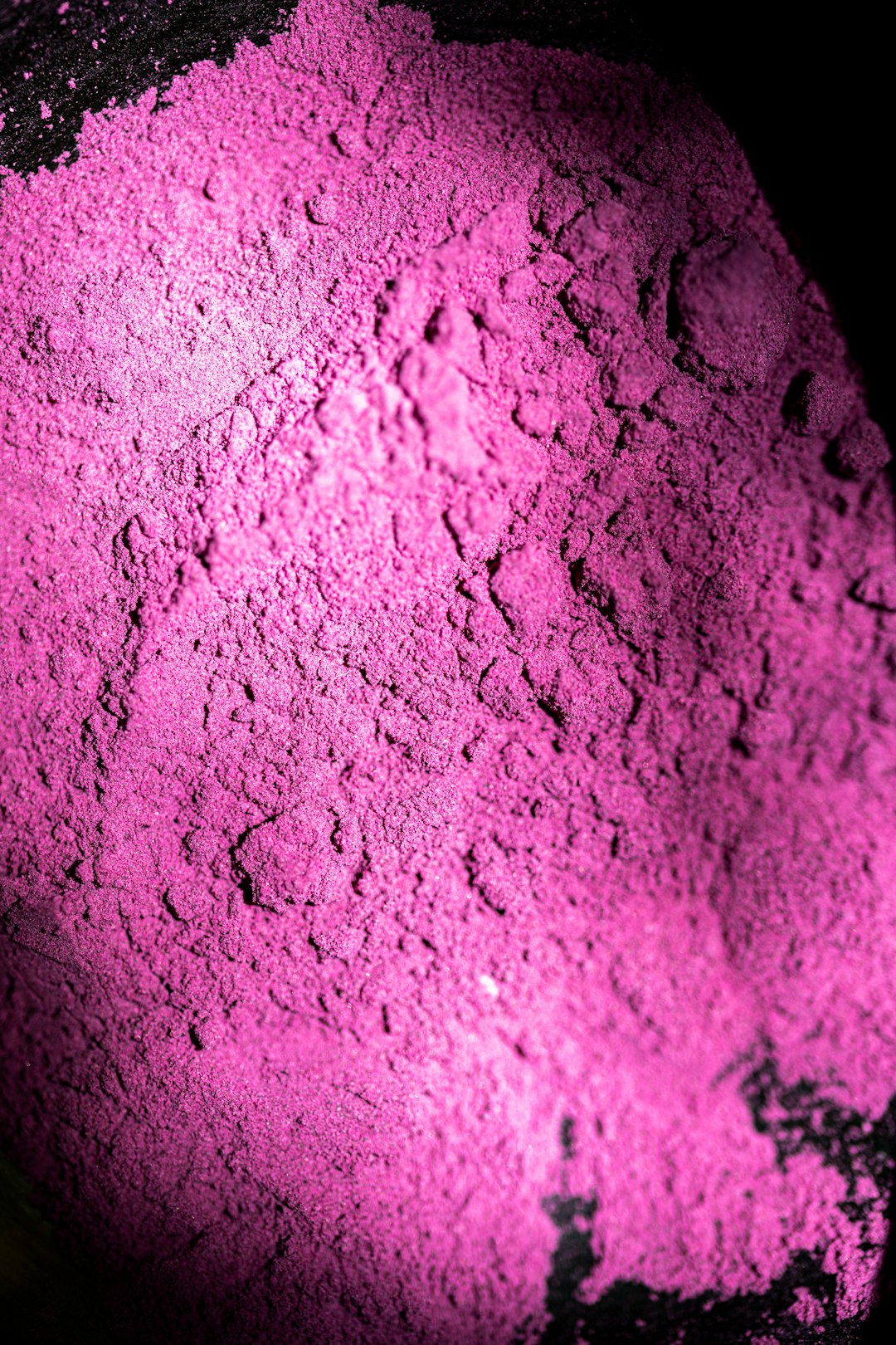 Fein gemahlenes violettes Ube-Pulver in Nahaufnahme, Grundlage für einen Ube Latte