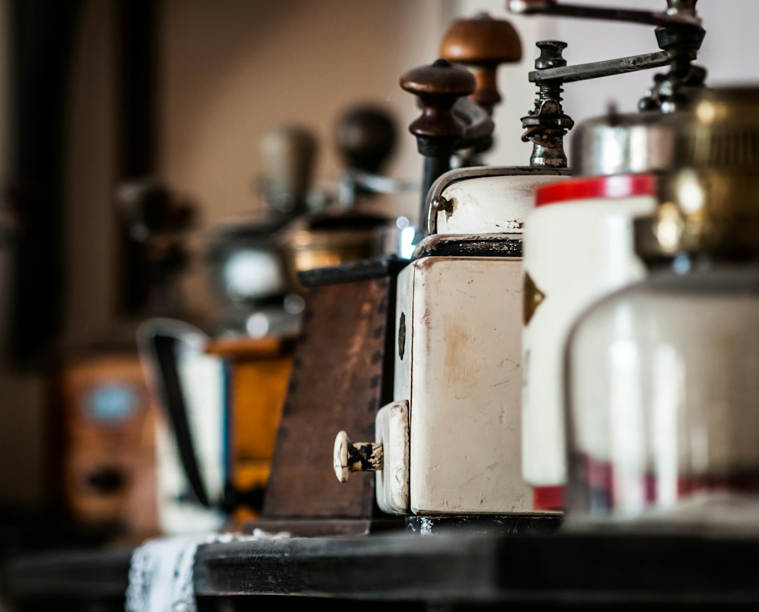 Mehrere Kaffeemühlen in unterschiedlichen Farben und Formen
