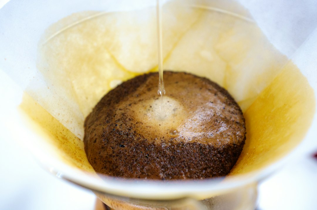 Wasser wird auf gemahlenen Kaffee gegossen