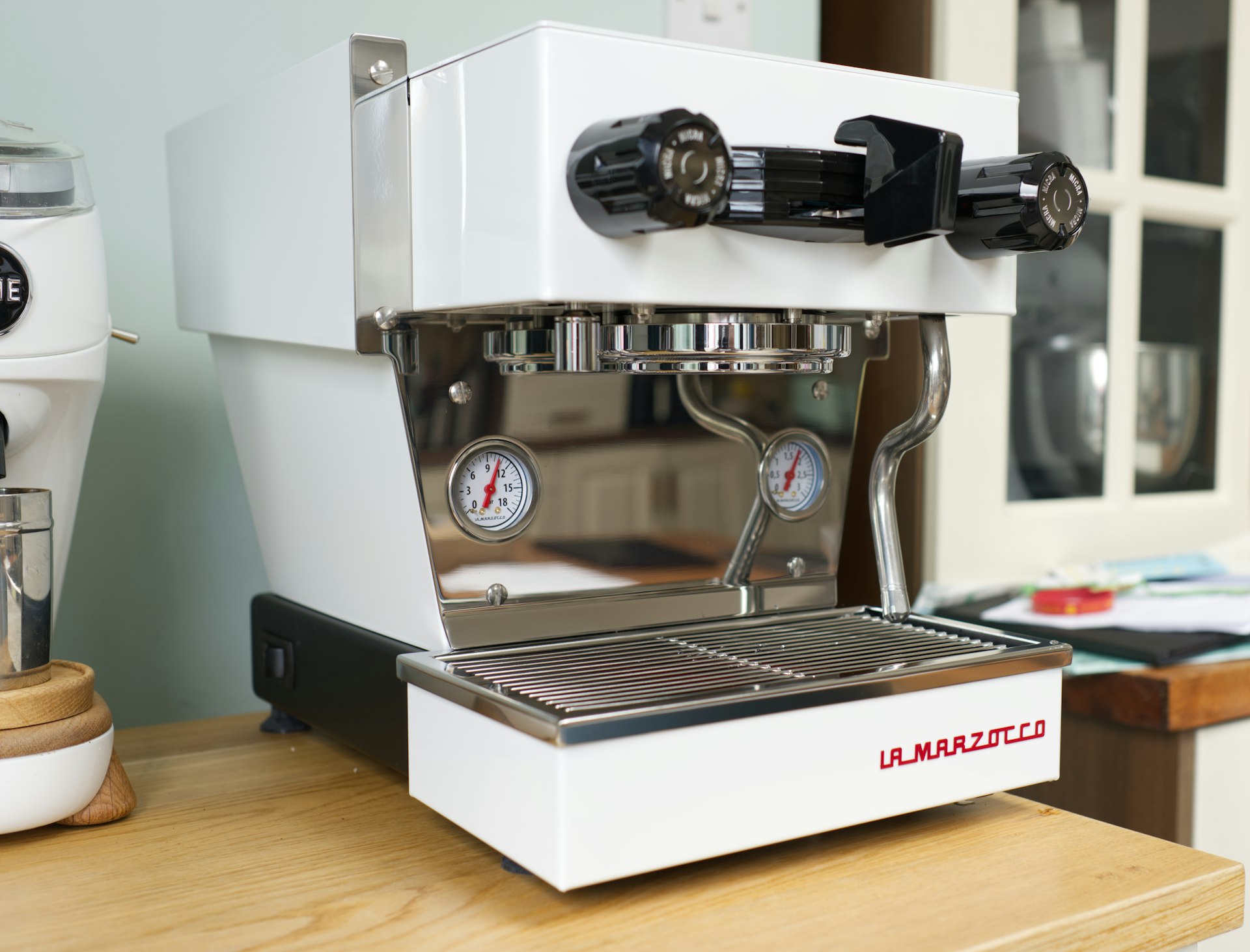 Weiße Siebträger-Espressomaschine