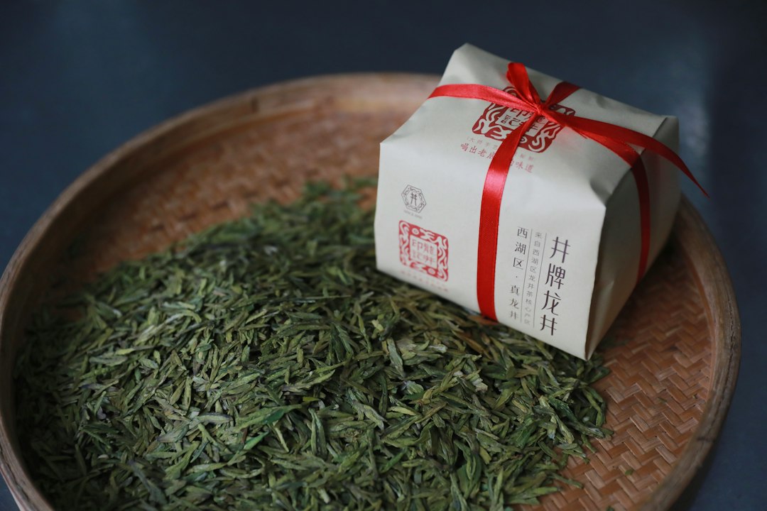 Xihu Longjing aus Hangzhou, ein in der Pfanne erhitzter chinesischer Grüntee