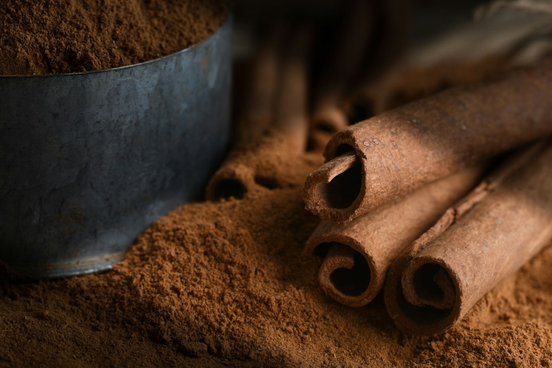 Cinnamon sticks and ground cinnamon on a table