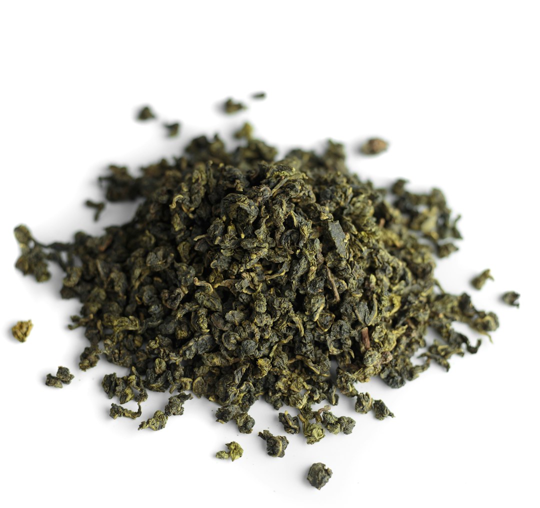 Häufchen aus zu kleinen Kugeln gerollten, trockenen Oolong-Blättern